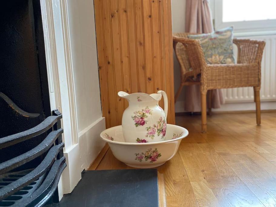 Cottage: Cosy, Charming, Full Of Character Villa Windsor