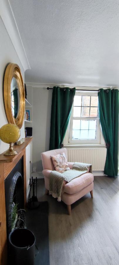 Cottage: Cosy, Charming, Full Of Character Villa Windsor