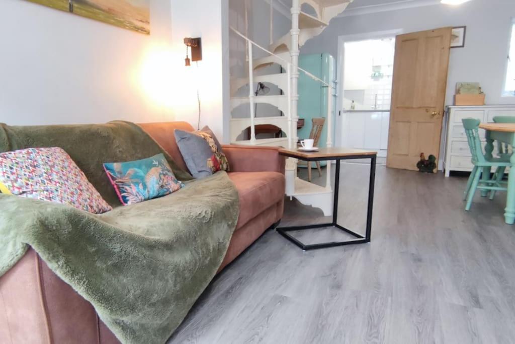 Cottage: Cosy, Charming, Full Of Character Villa Windsor