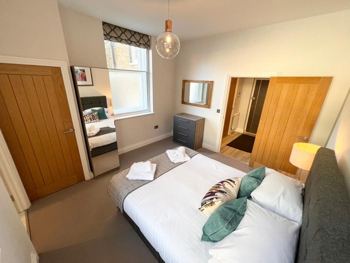 Urban Living's - Castle Luxury Apartment Windsor