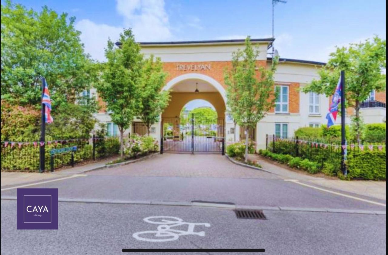 Caya Living: With Castle Views Apartment