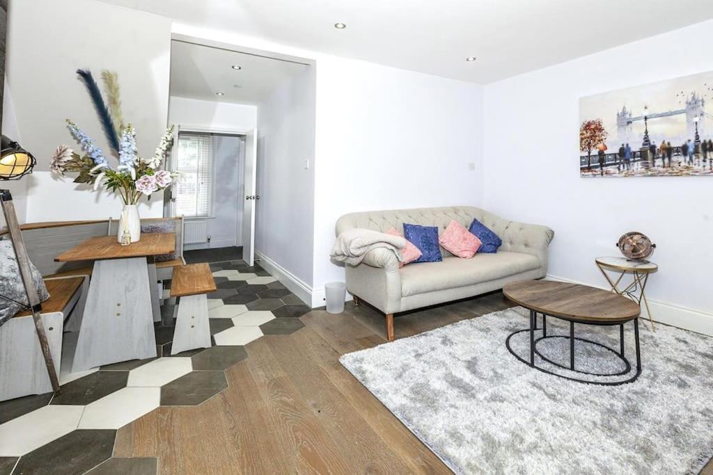 Lovely 2-bed In Free Parking, 1 Mile From Legoland Apartment Windsor