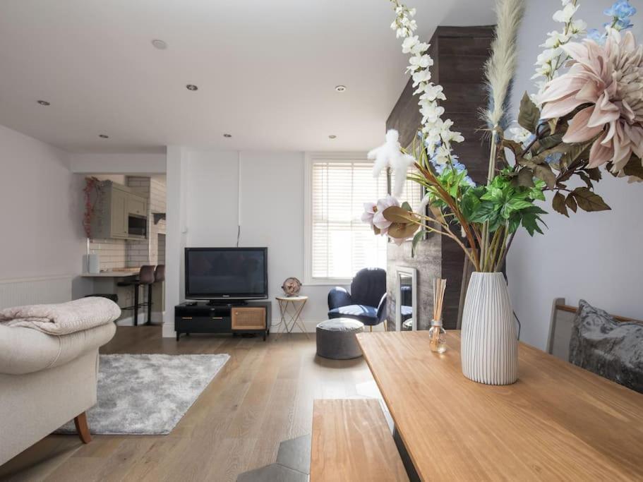 Lovely 2-bed In Free Parking, 1 Mile From Legoland *
