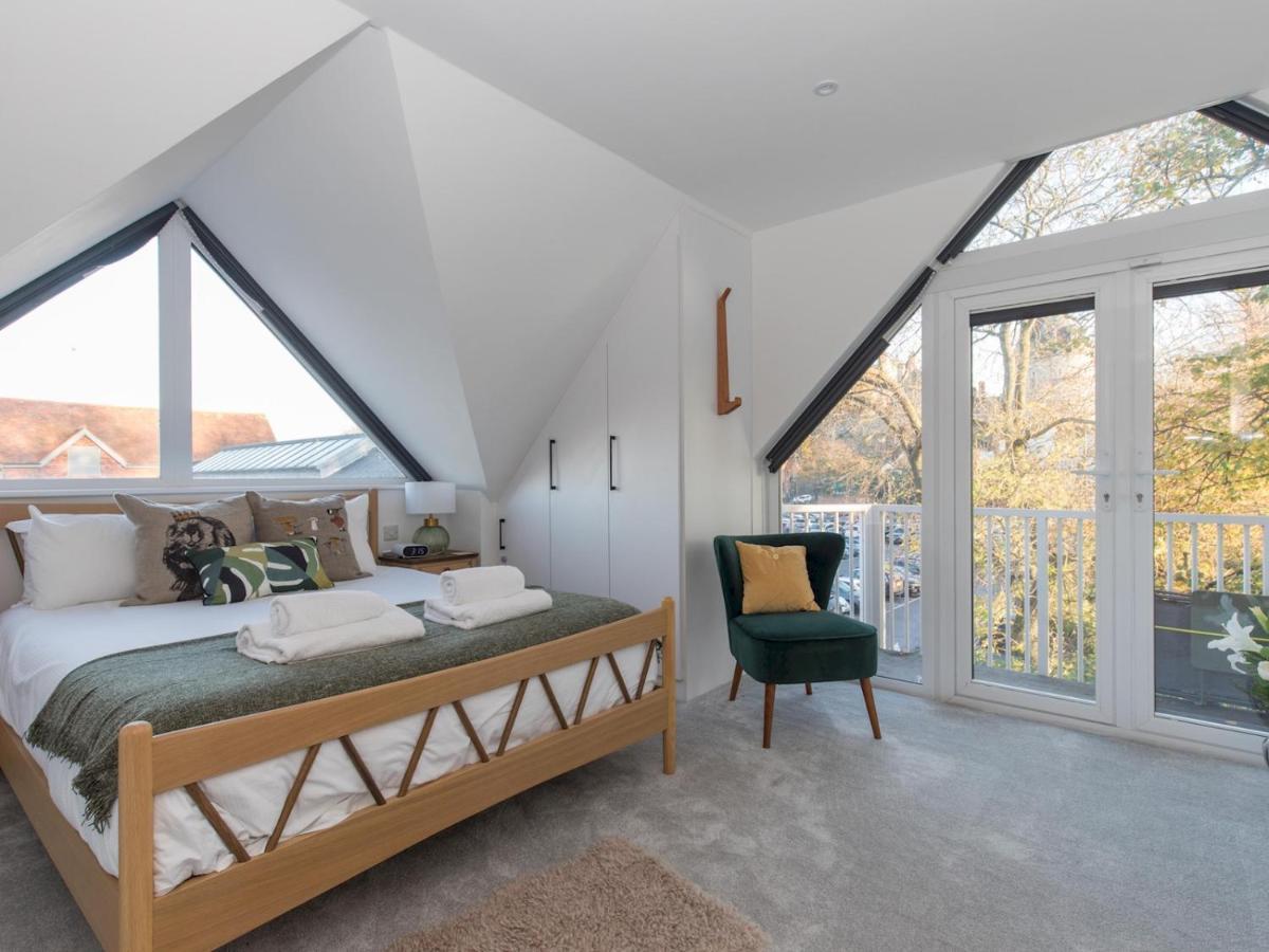 Pass The Keys Stunning 7 Sleeper Penthouse On Riverside Apartment Windsor