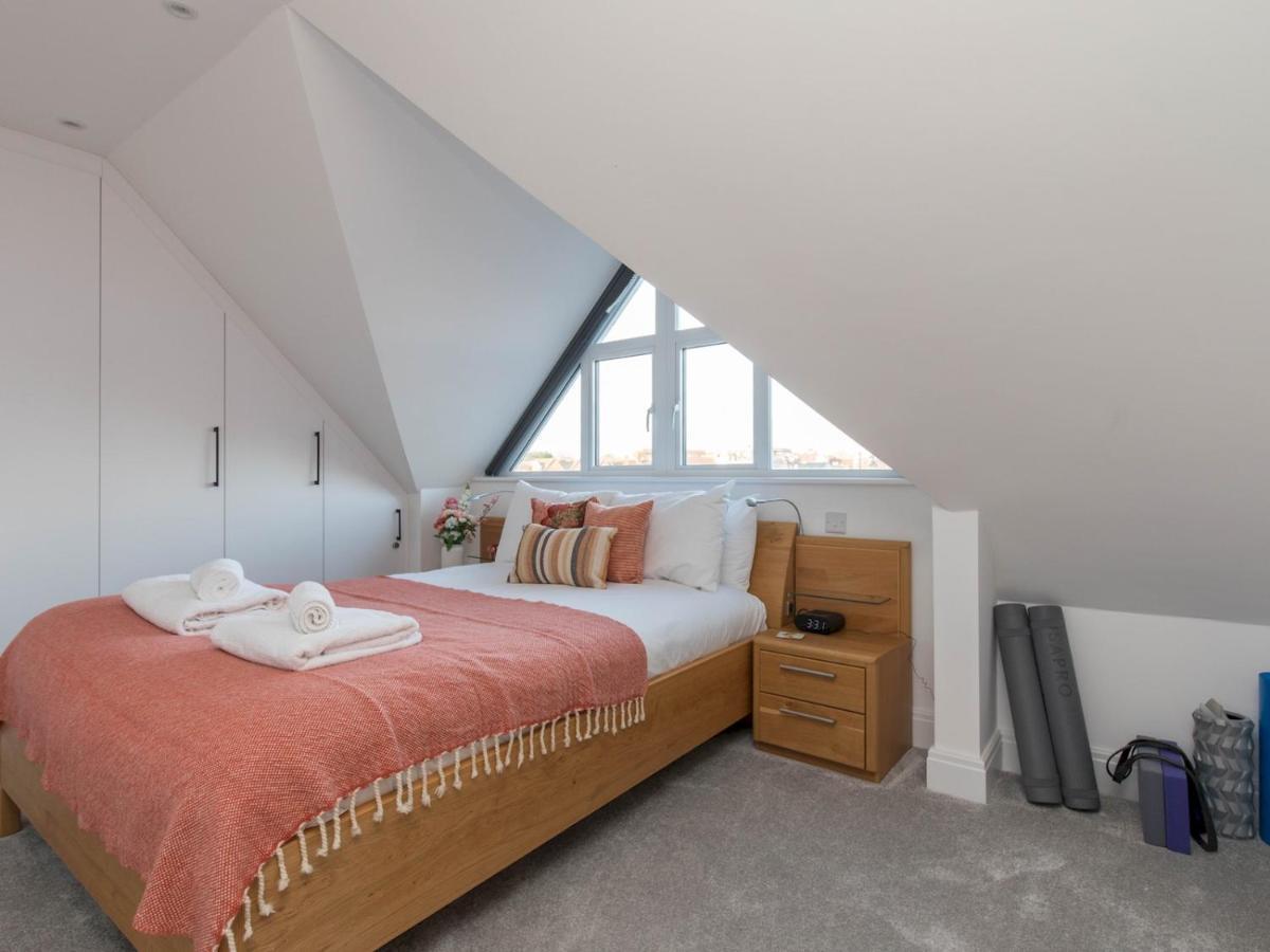 Pass The Keys Stunning 7 Sleeper Penthouse On Riverside Apartment Windsor