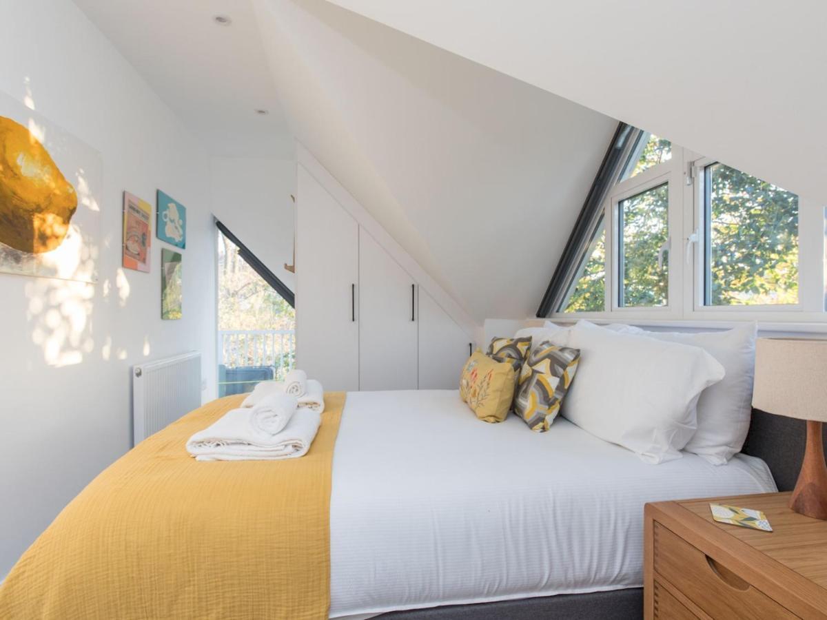 Pass The Keys Stunning 7 Sleeper Penthouse On Riverside * Windsor