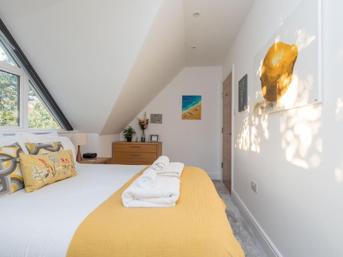 Pass The Keys Stunning 7 Sleeper Penthouse On Riverside Apartment Windsor