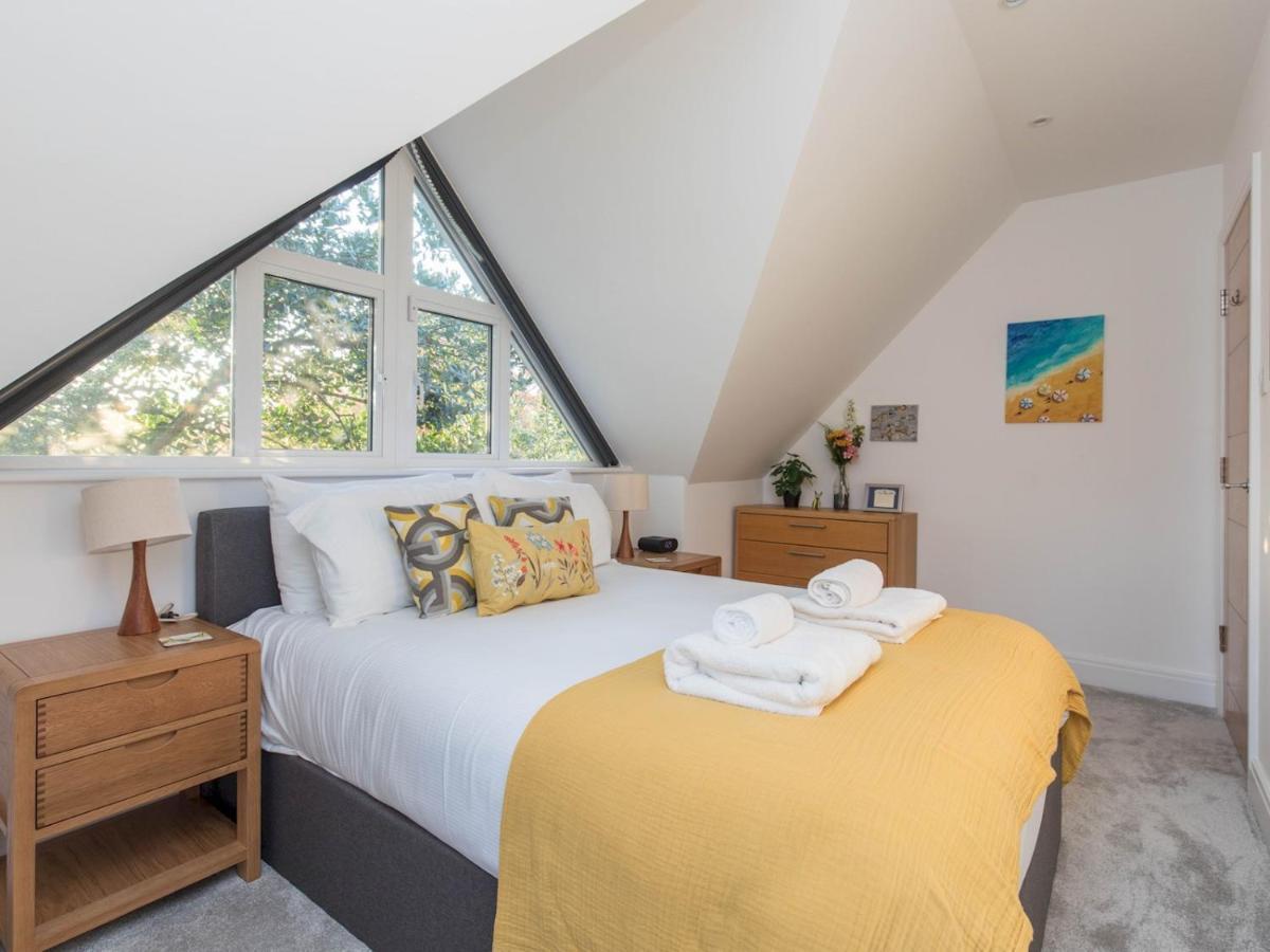 Pass The Keys Stunning 7 Sleeper Penthouse On Riverside * Windsor