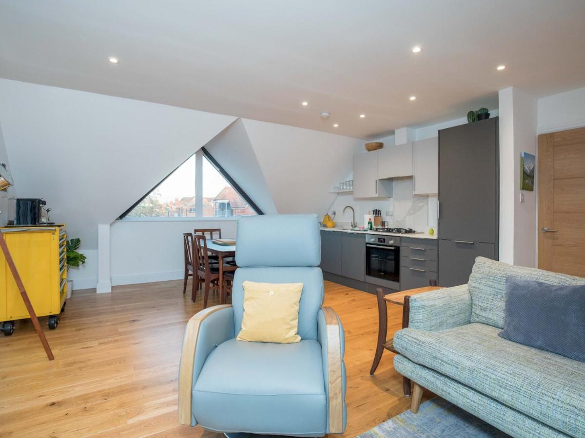 Pass The Keys Stunning 7 Sleeper Penthouse On Riverside * Windsor