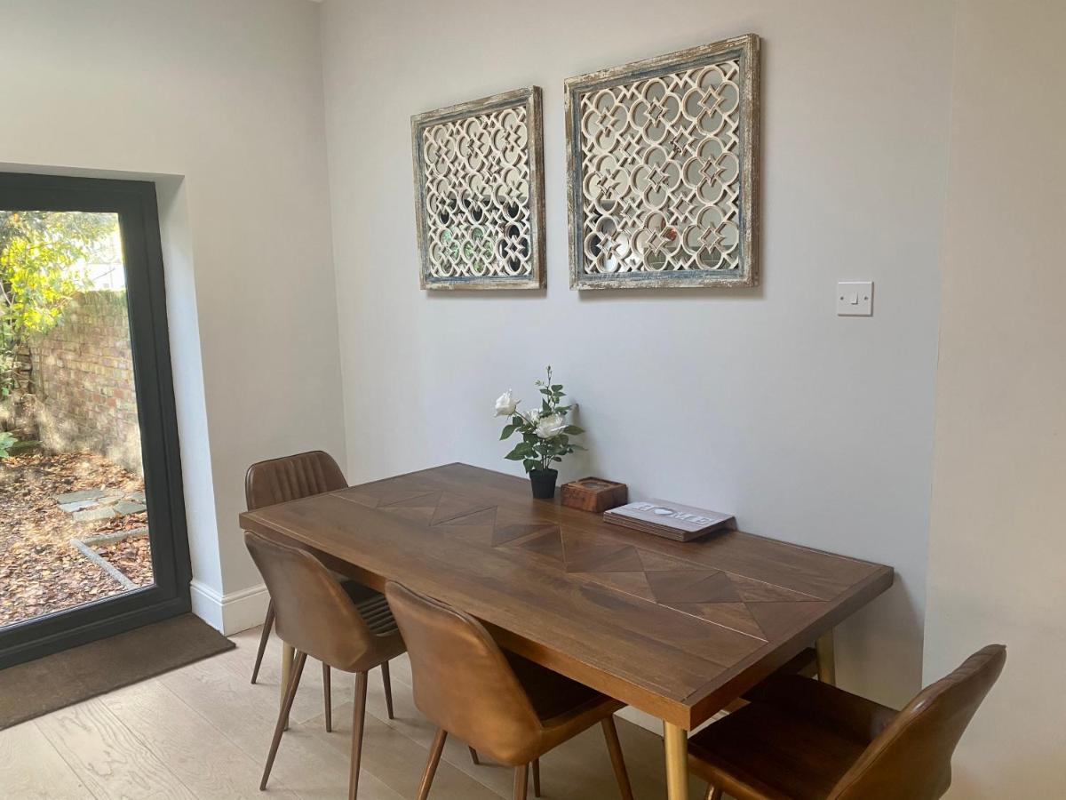 Delightful 2 Bedroom House Central Windsor