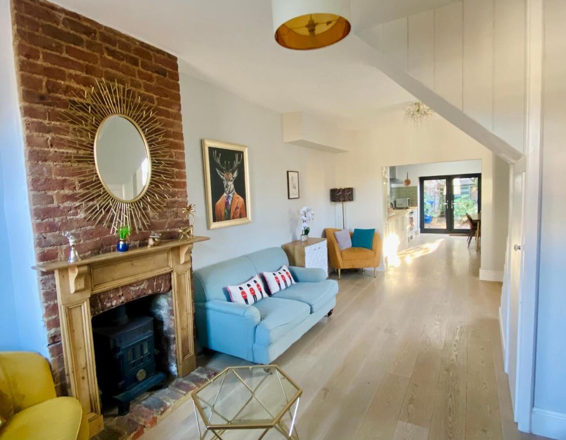 Delightful 2 Bedroom House Central *
