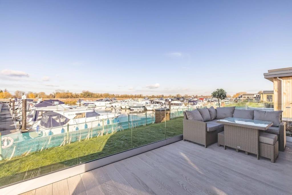 Stylish At Racecourse Marina *