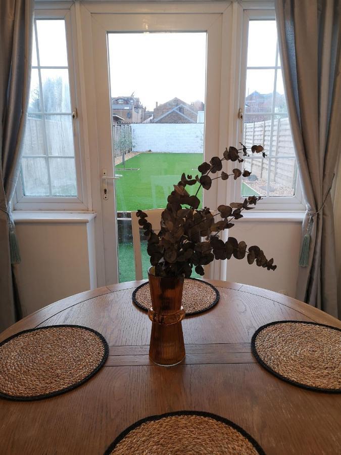 Stylish 3 Bed Semi In Holiday home