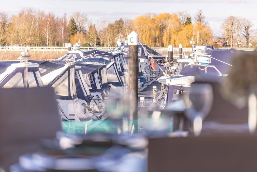 Stylish At Racecourse Marina *