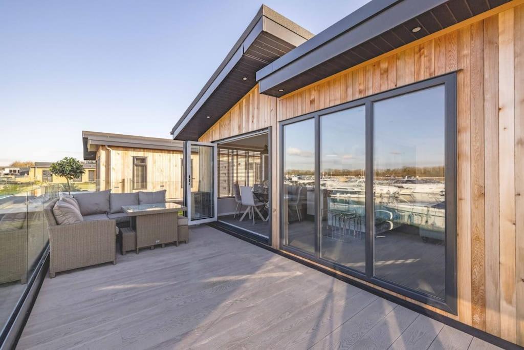 Stylish At Racecourse Marina *