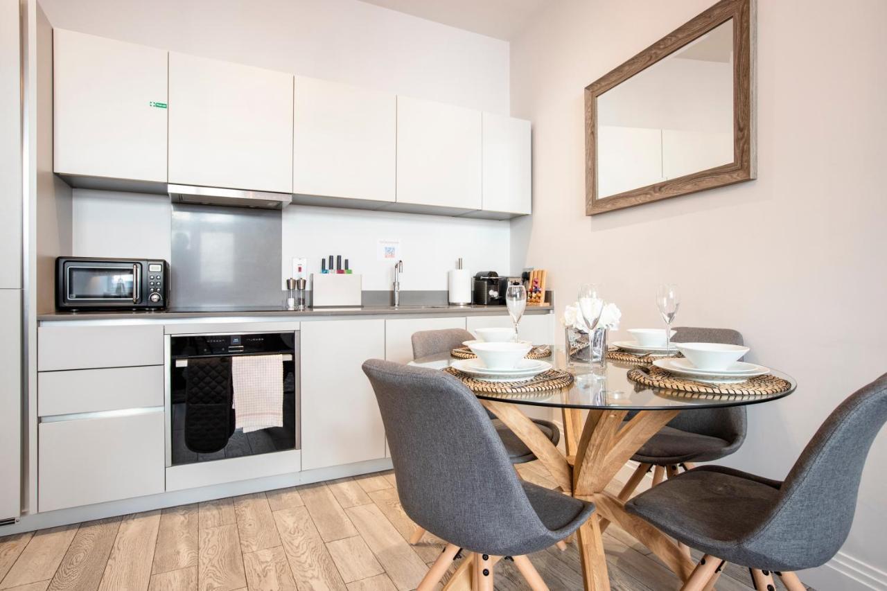 Urban Living's - Castle Luxury * Windsor