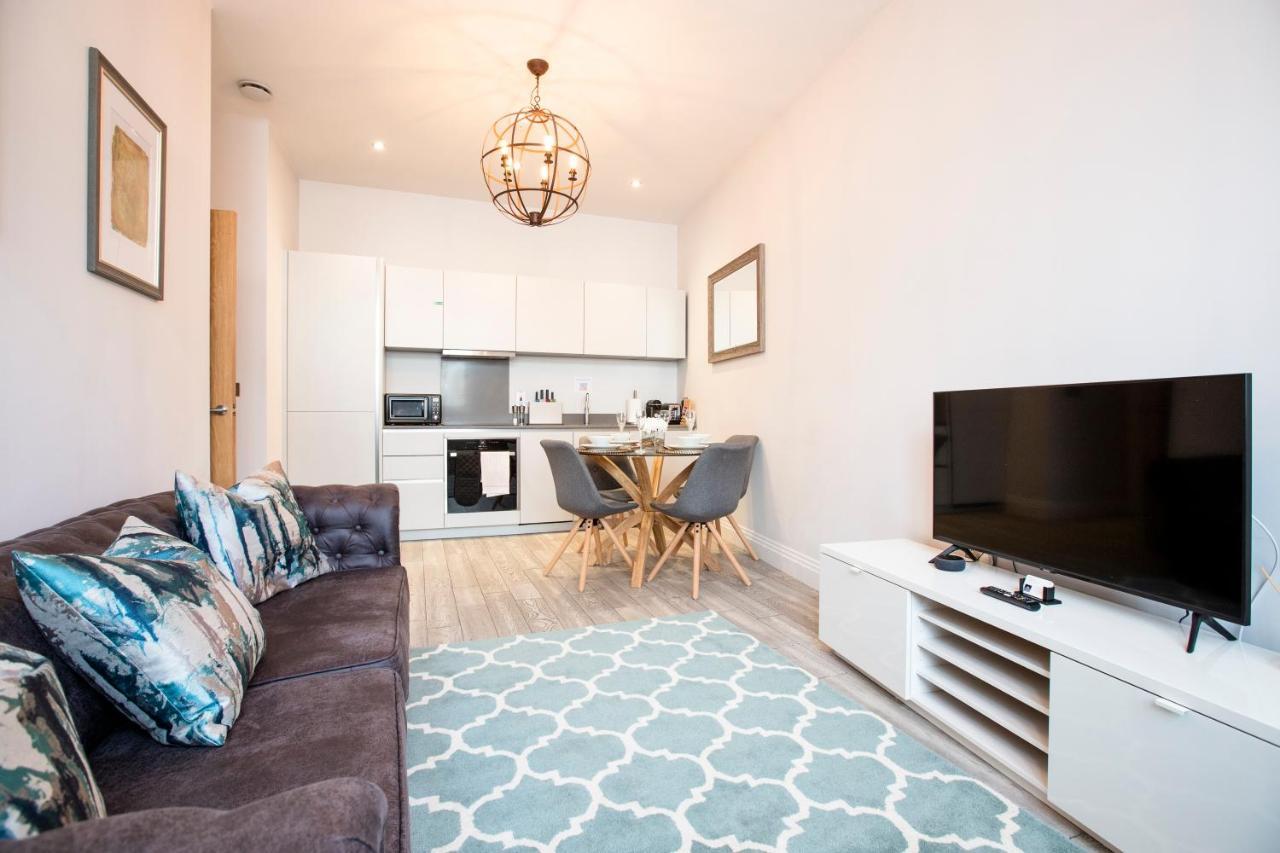 Urban Living's - Castle Luxury Apartment Windsor