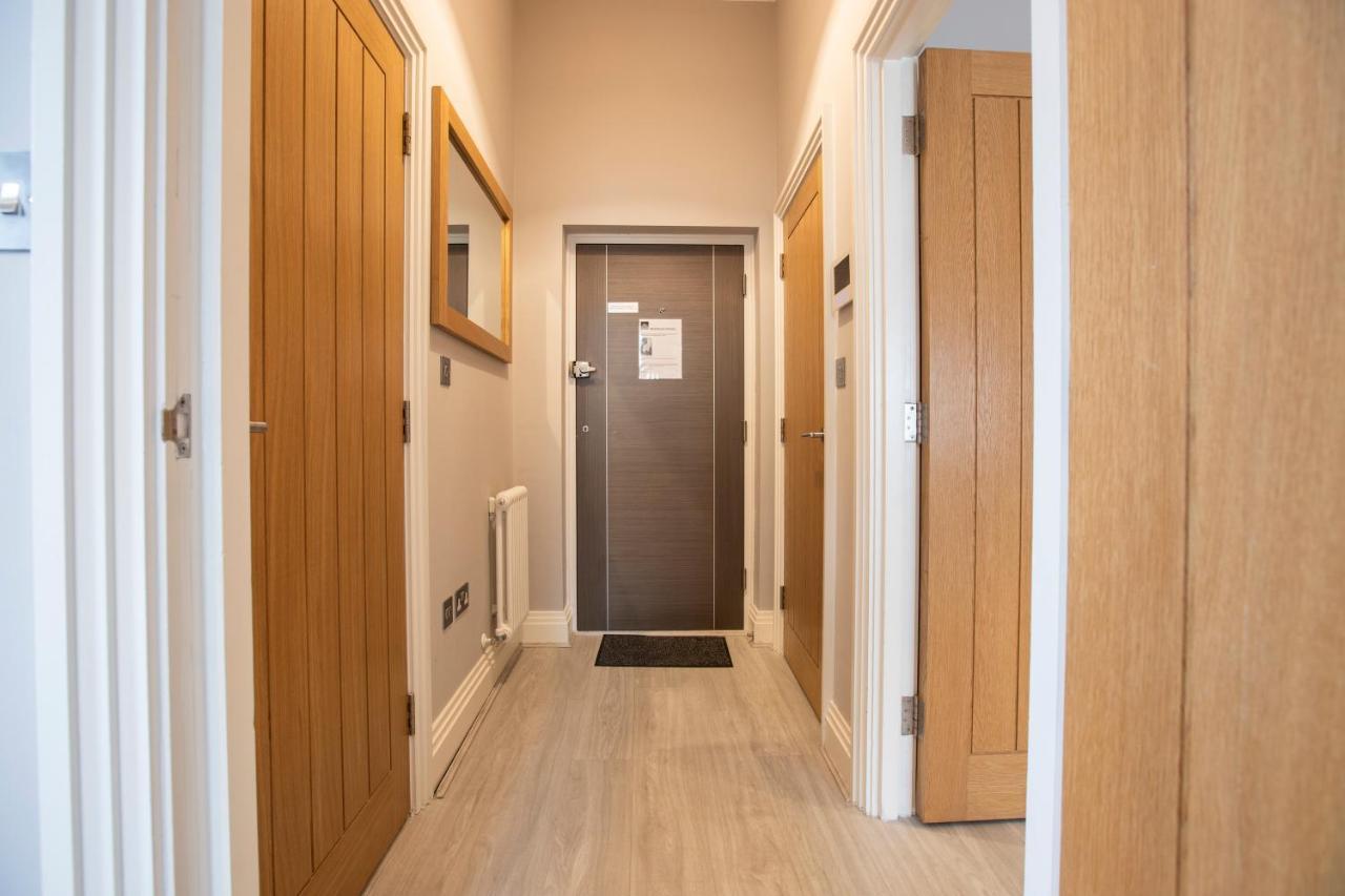 Urban Living's - Castle Luxury Apartment Windsor