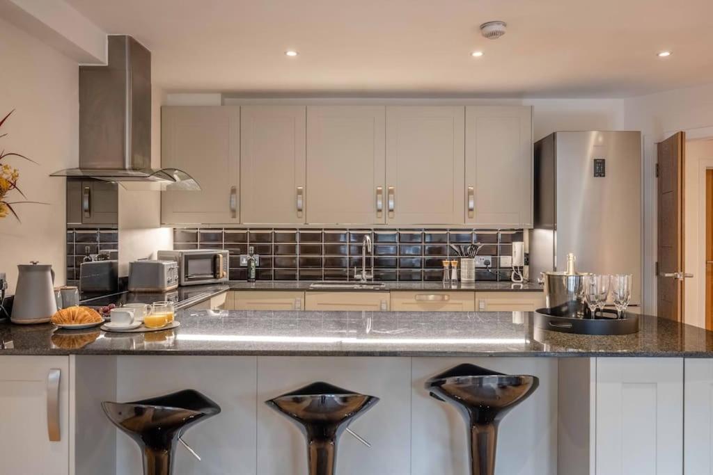 Hidden Gem With Castle Views & Parking Windsor