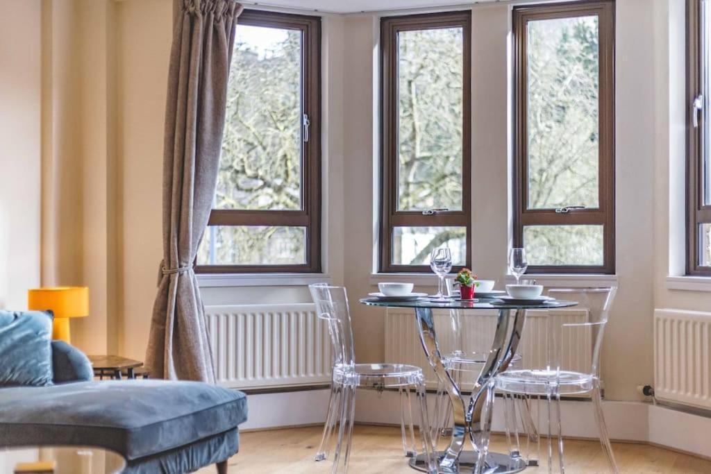 Apartment Hidden Gem With Castle Views & Parking