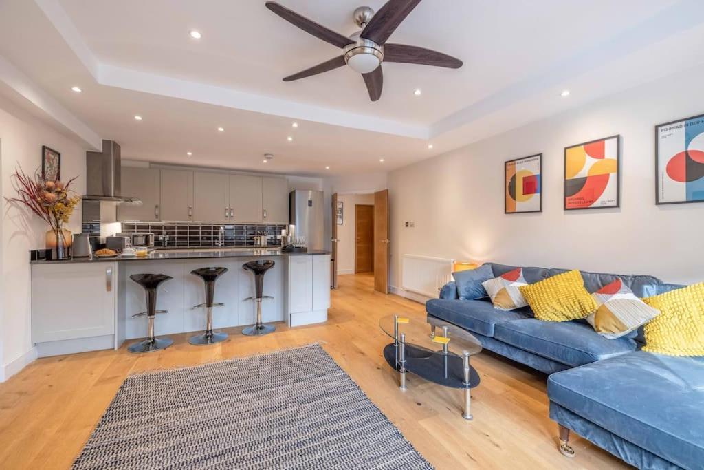 Hidden Gem With Castle Views & Parking Apartment *