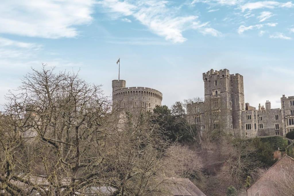 Hidden Gem With Castle Views & Parking Apartment