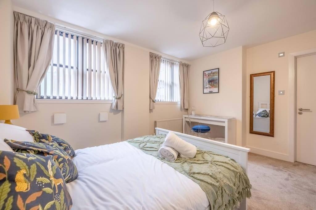 Hidden Gem With Castle Views & Parking Apartment *