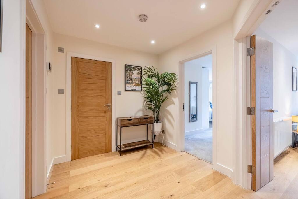 Hidden Gem With Castle Views & Parking Apartment Windsor