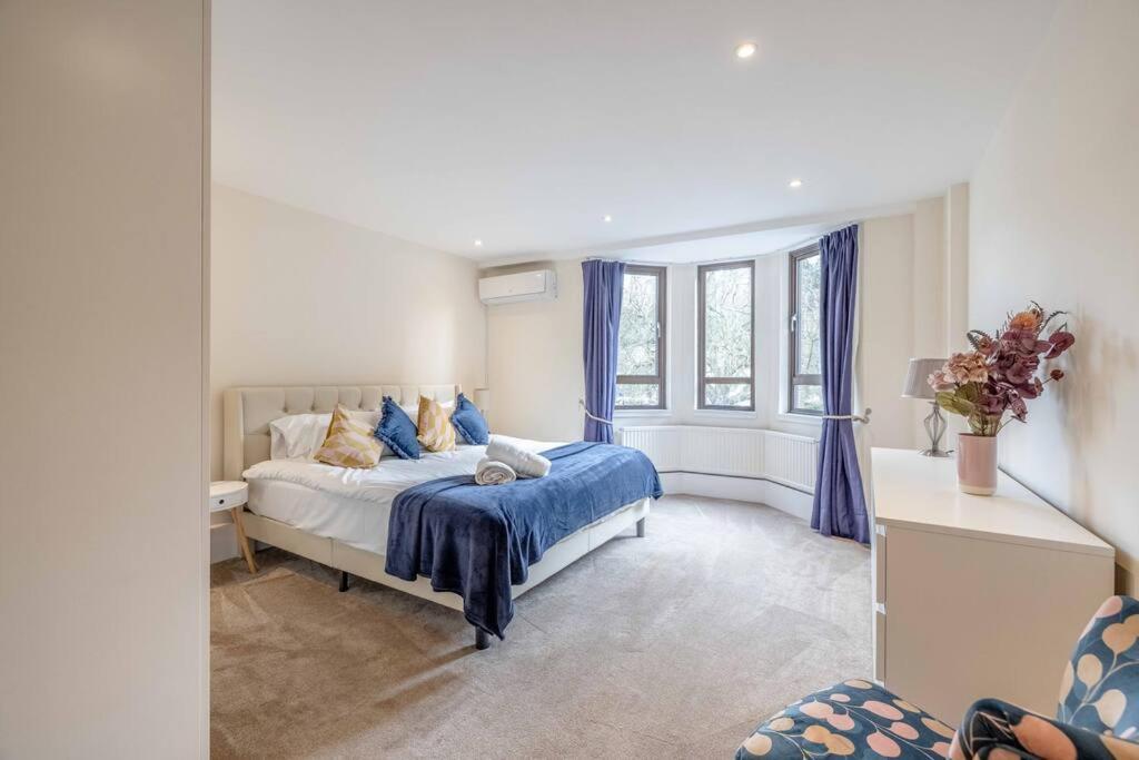 Hidden Gem With Castle Views & Parking