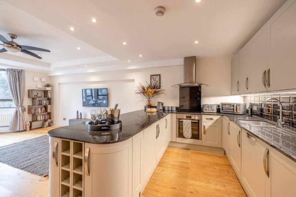 Hidden Gem With Castle Views & Parking Apartment *