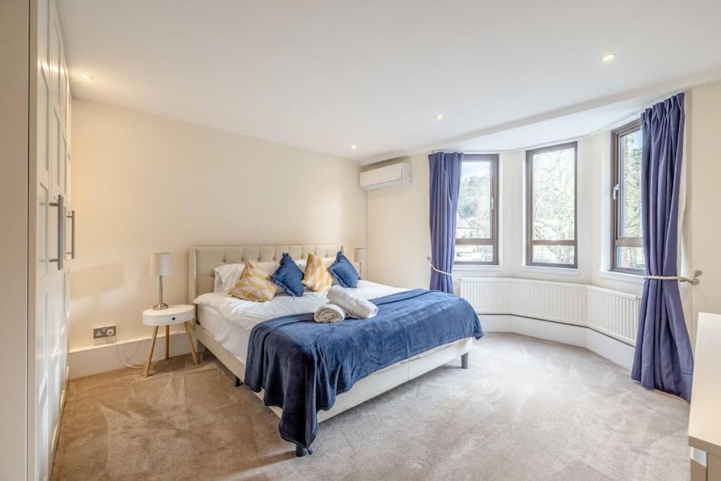 Hidden Gem With Castle Views & Parking Apartment