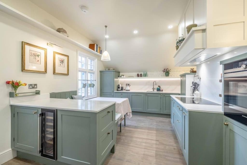 Apartment Stylish 2 Bed/2 Bath Flat In The Heart Of Windsor
