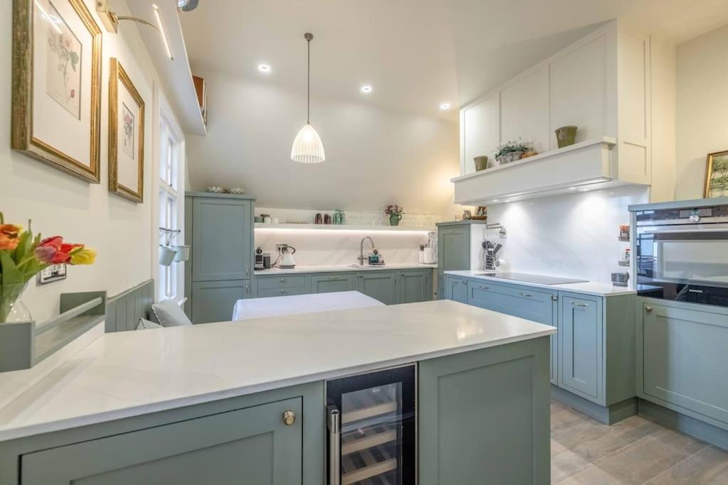 Stylish 2 Bed/2 Bath Flat In The Heart Of Windsor