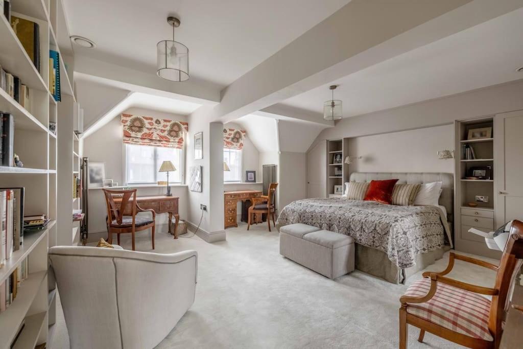 Stylish 2 Bed/2 Bath Flat In The Heart Of *