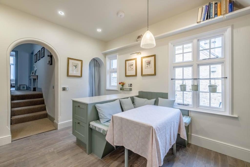 Apartment Stylish 2 Bed/2 Bath Flat In The Heart Of *