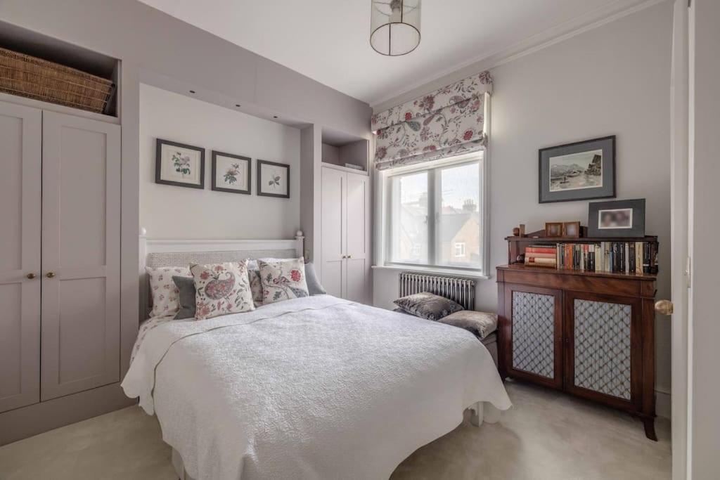 Stylish 2 Bed/2 Bath Flat In The Heart Of Apartment