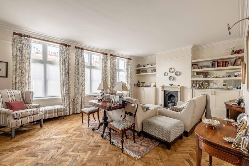 Stylish 2 Bed/2 Bath Flat In The Heart Of *