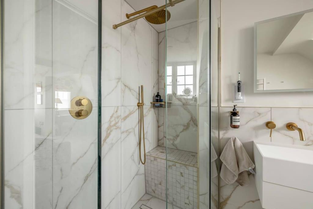 Apartment Stylish 2 Bed/2 Bath Flat In The Heart Of