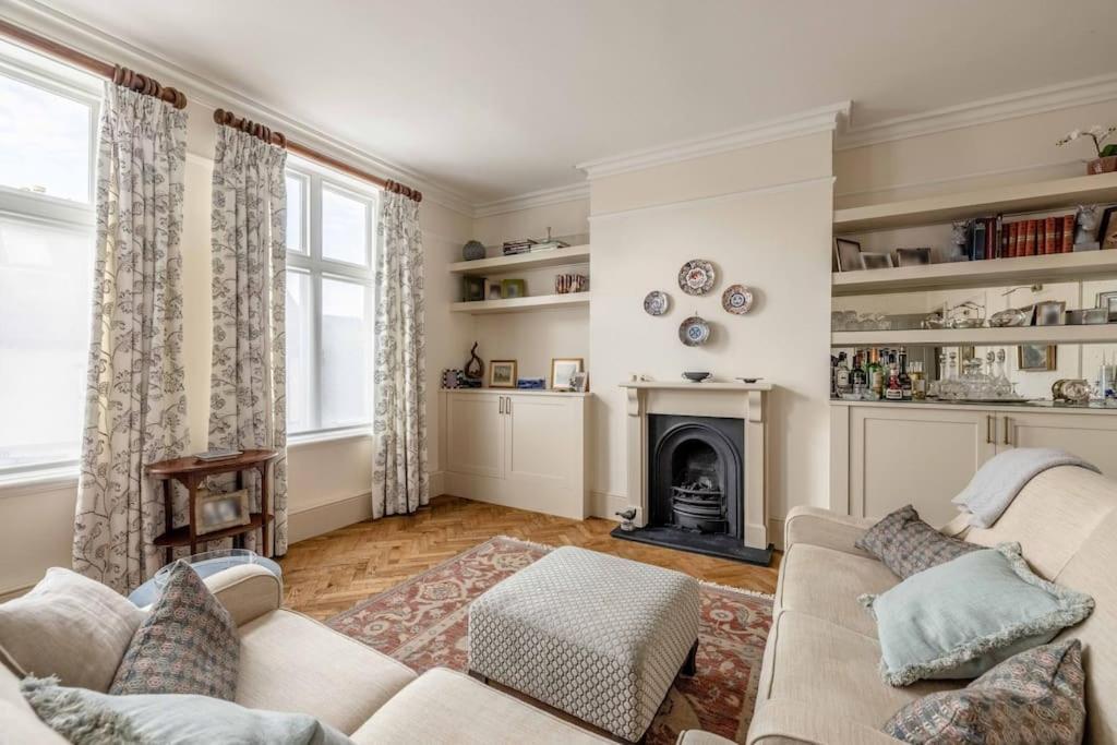 Stylish 2 Bed/2 Bath Flat In The Heart Of Apartment *