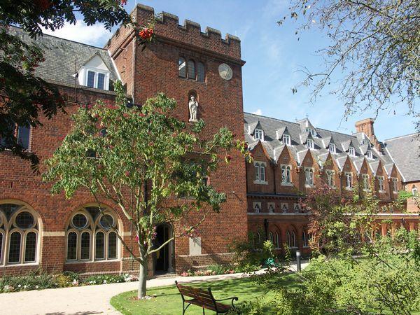 Lay Your Hat Serviced - Convent Court Apartment Windsor