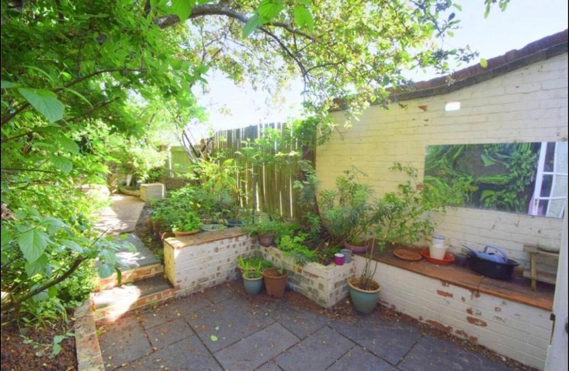 A Lovely Three Bedroom House In * Windsor