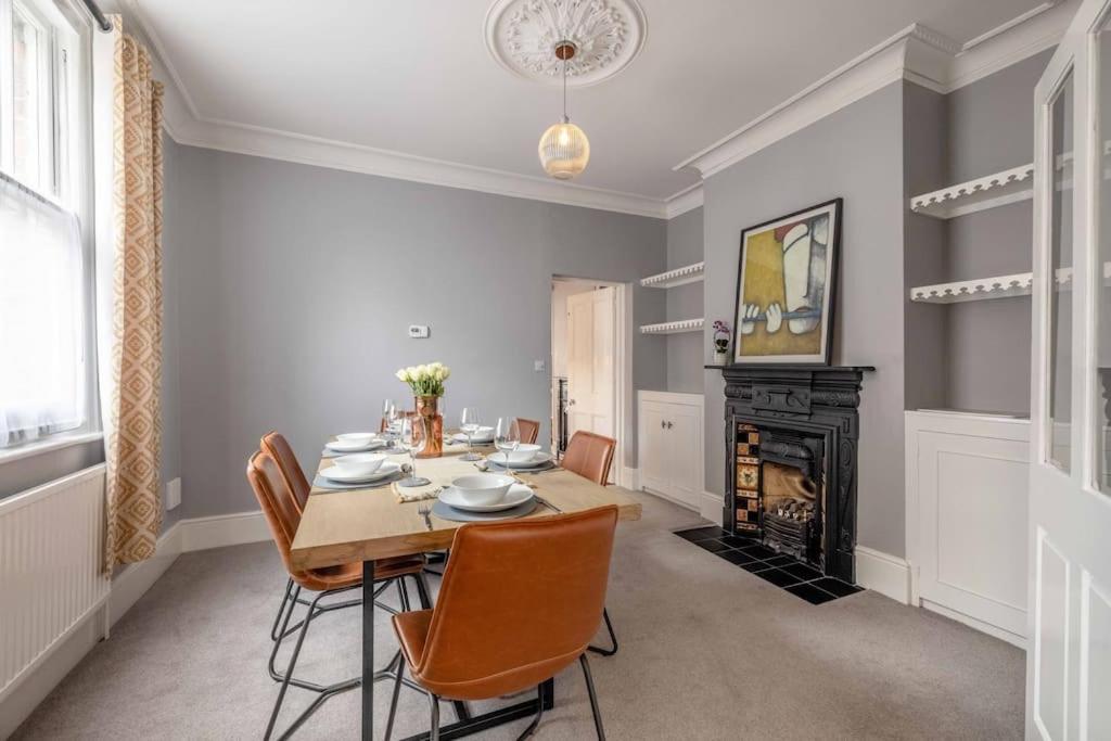Stylish Windsor-walk 2 The Sights Holiday home Windsor