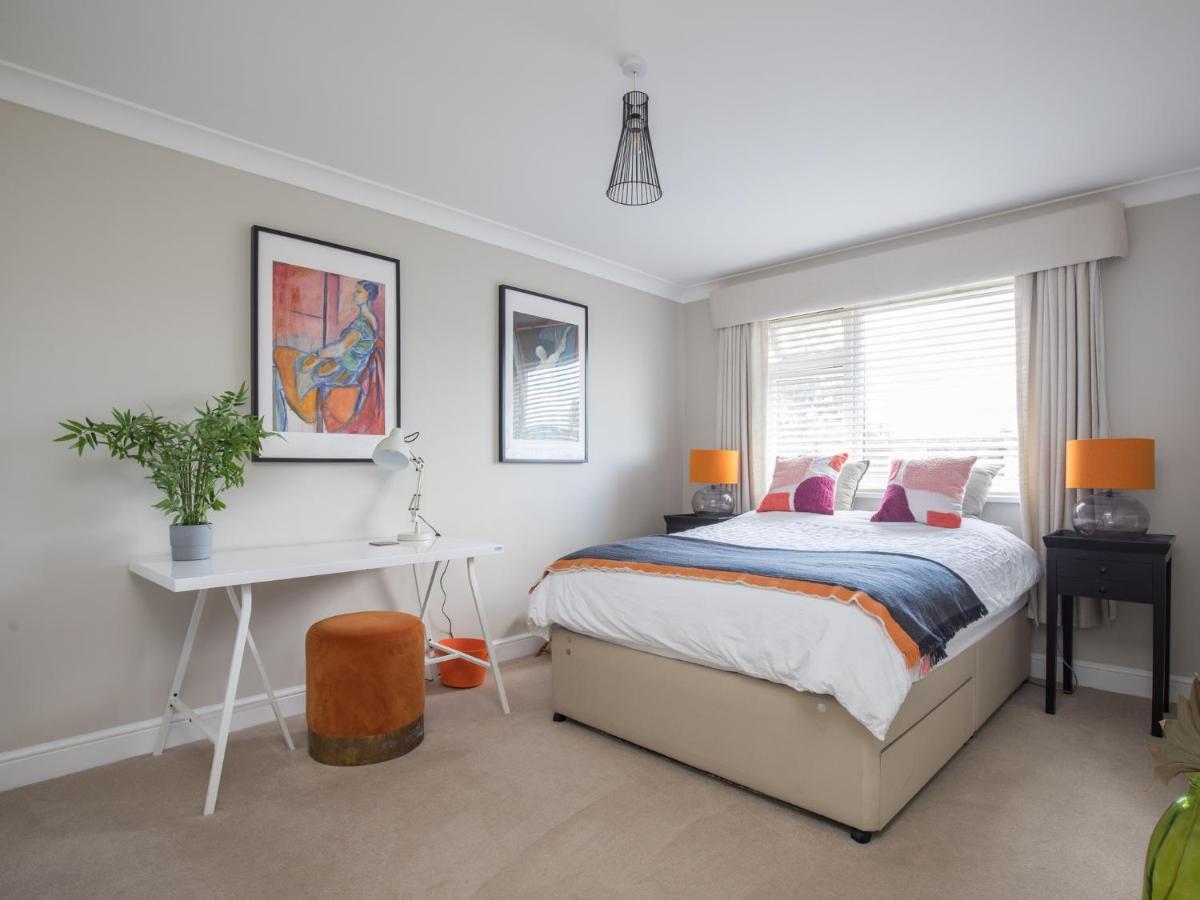 Pass The Keys Stylish 2 Bedroom Flat With Free Parking In *