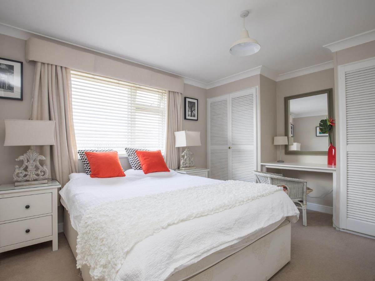 Pass The Keys Stylish 2 Bedroom Flat With Free Parking In Windsor