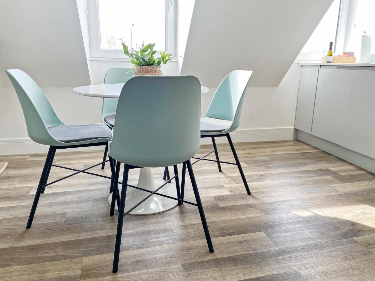 Entr - Modern In Windsor