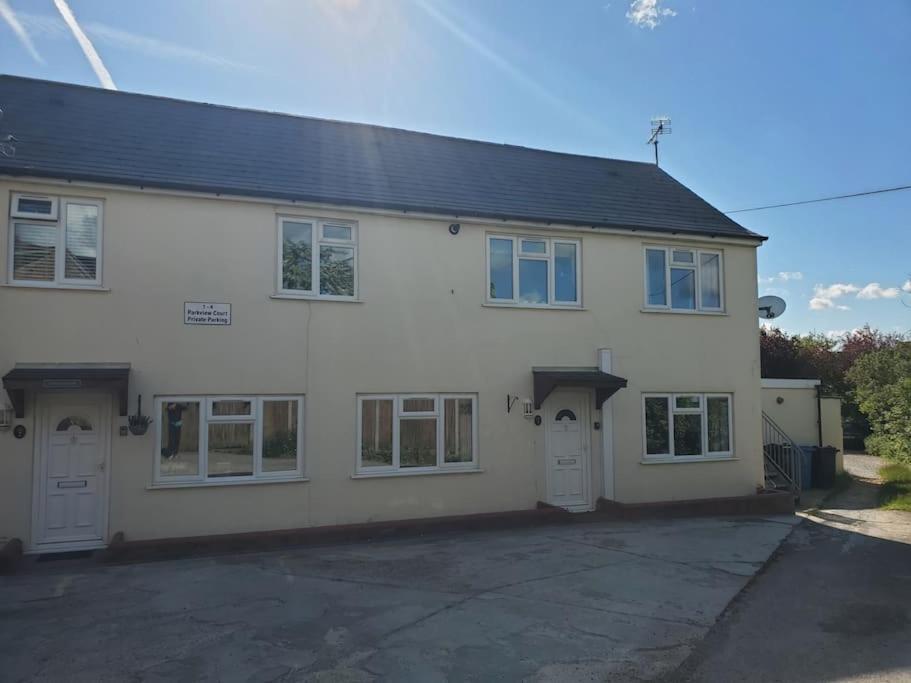 2 Bedroom Flat With Free Parking Apartment *