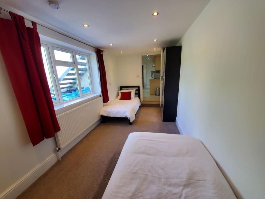 2 Bedroom Flat With Free Parking Windsor