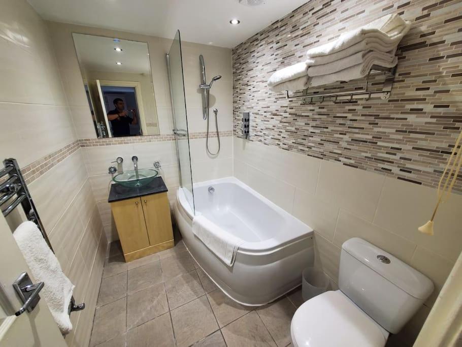 2 Bedroom Flat With Free Parking Apartment *