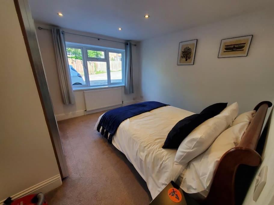 2 Bedroom Flat With Free Parking Windsor