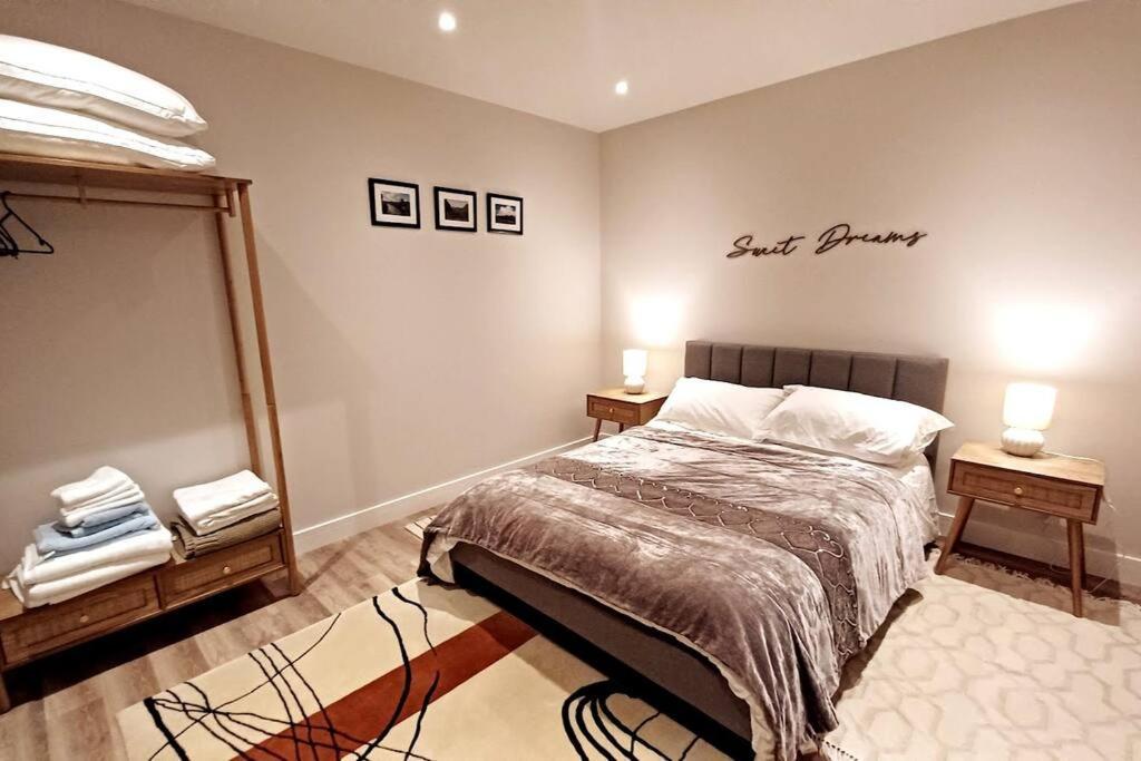 Bright, Spacious And Modern, Garden Flat In Windsor, Private Entrance, Free Parking, Ev Point, Garden View, Close To Legoland, Great Park, Ascot, Heathrow